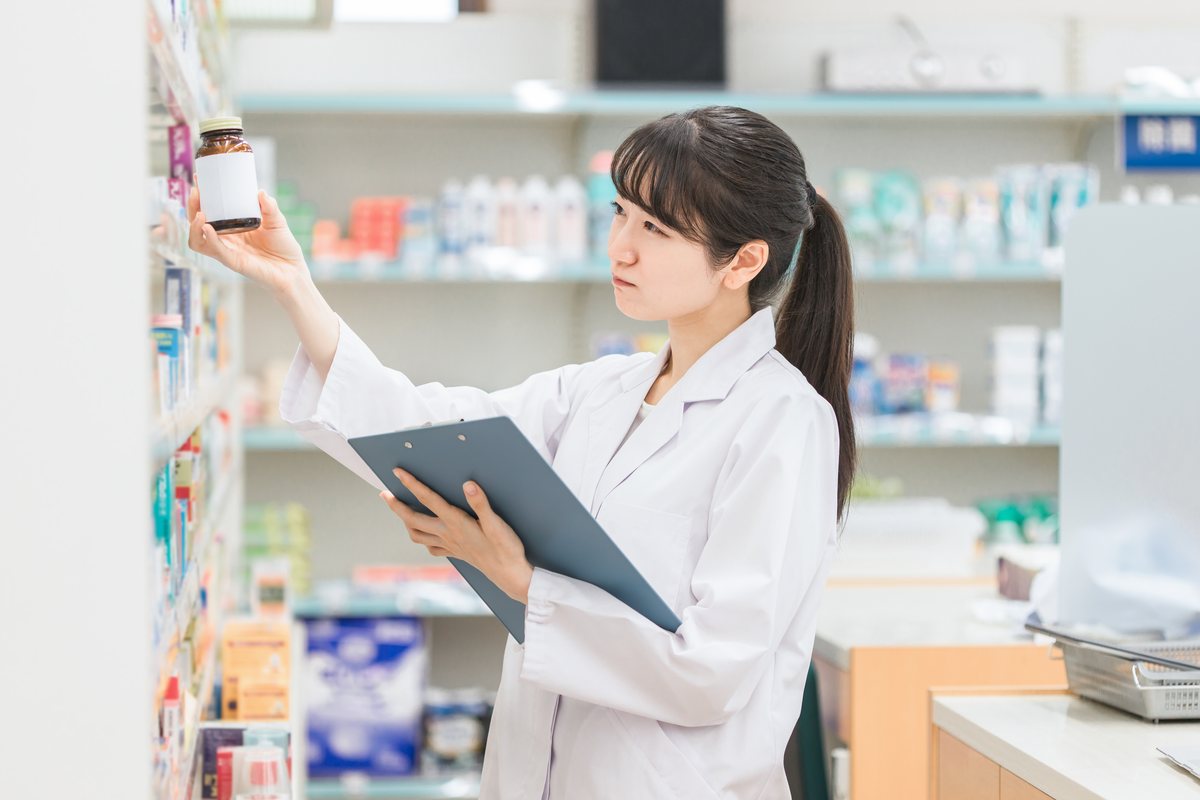 店舗スタッフが棚の商品を確認しながら在庫をチェックしている様子