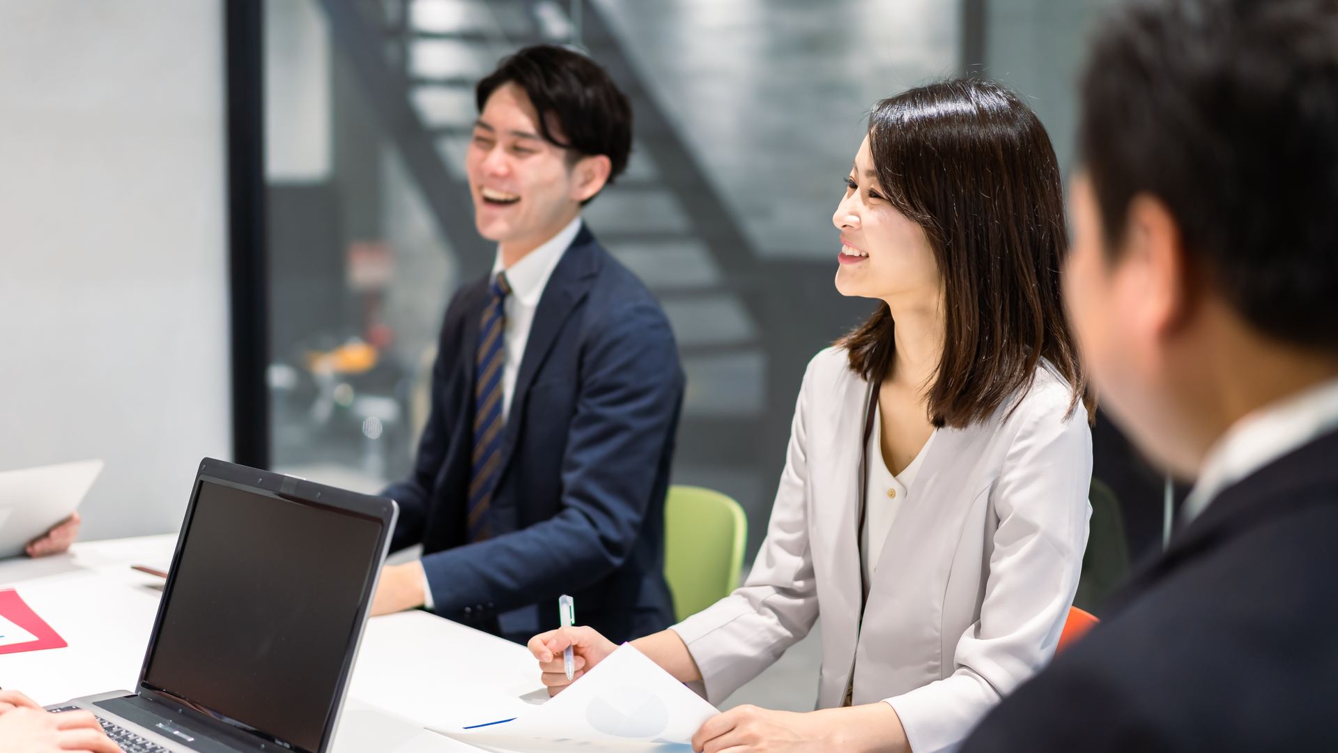 商談で顧客に提案する営業担当者